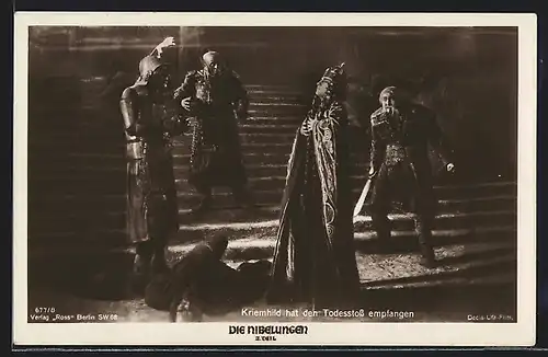 AK Filmszene Die Nibelungen, II. Teil, Kriemhild hat den Todesstoss empfangen