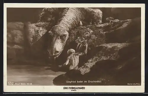 AK Filmszene Die Nibelungen, I. Teil, Siegfried badet im Drachenblut