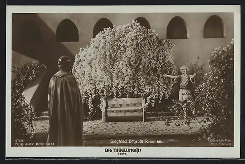 AK Filmszene Die Nibelungen, I. Teil, Siegfried begrüsst Kriemhild