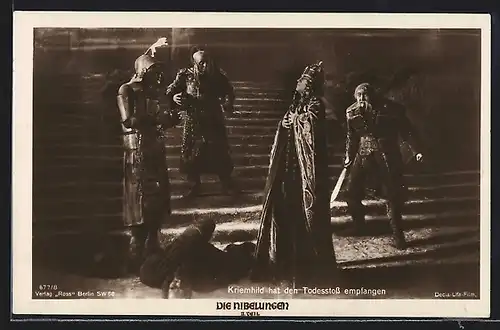 AK Filmszene Die Nibelungen, II. Teil, Kriemhild hat den Todesstoss empfangen