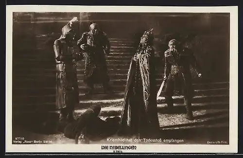 AK Filmszene Die Nibelungen, II. Teil, Kriemhild hat den Todesstoss empfangen