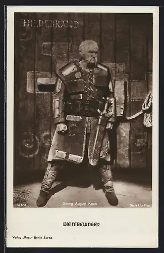 AK Hildebrand, Georg August Koch stehend in seiner Kampfrüstung, Die Nibelungen