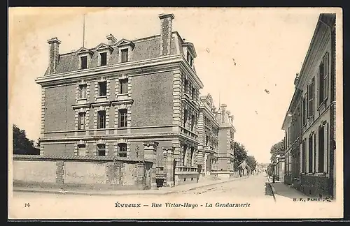AK Évreux, Rue Victor-Hugo, La Gendarmerie