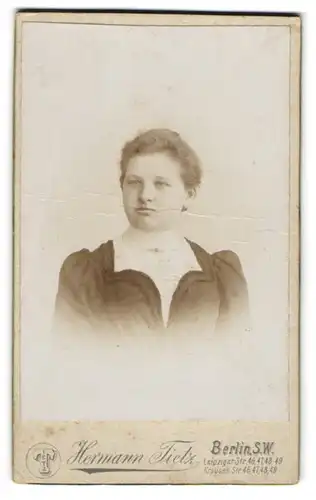 Fotografie Hermann Tietz, Berlin, Leipziger-Str. 46-49, Junge Dame mit zurückgebundenem Haar