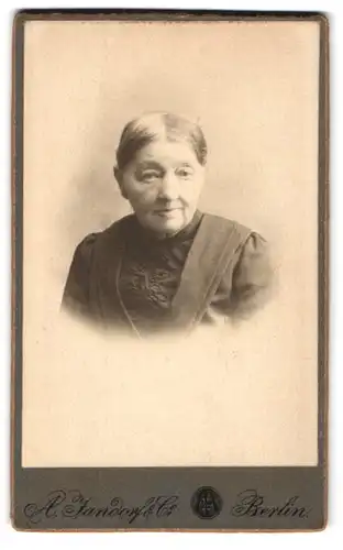Fotografie A. Jandorf & Co., Berlin, Bellealliancestr. 1-2, Ältere Dame mit zurückgebundenem Haar