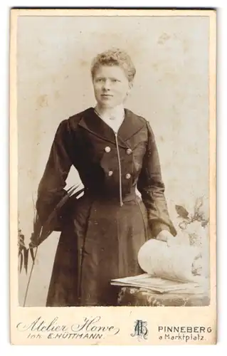 Fotografie E. Hüttmann, Pinneberg, Am Marktplatz, Junge Dame im Kleid