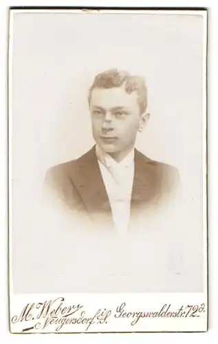 Fotografie M. Weber, Neugersdorf, Georgswalderstr. 72 d, Junger Herr im Anzug mit Krawatte