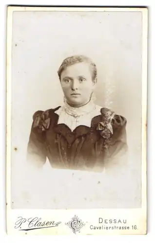 Fotografie P. Clasen, Dessau, Cavalierstrasse 16, Junge Dame mit zurückgebundenem Haar