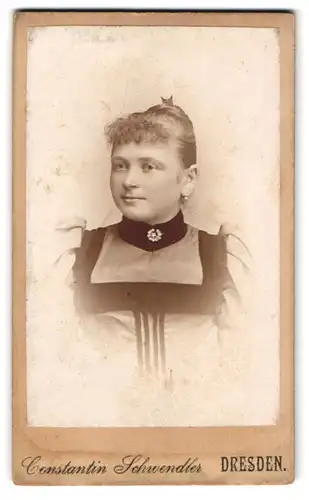 Fotografie Constantin Schwendler, Dresden, Sophienstr. 5, Junge Dame mit hochgestecktem Haar