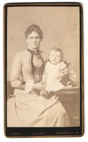 Fotografie Herm. Krull, Neu-Strelitz, Bürgerliche Dame mit Kleinkind im Arm