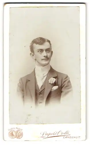 Fotografie Leopold Orelli, Landshut, Maximiliansstr. 1, Eleganter Herr mit Oberlippenbart