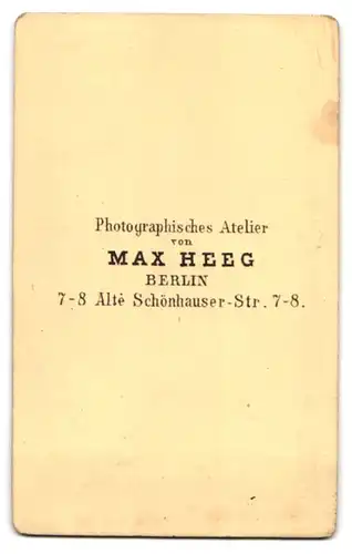 Fotografie Max Heeg, Berlin, Alte Schönhauser-Str. 7-8, Älterer Herr im Anzug mit Fliege