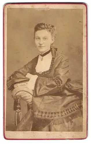 Fotografie Wilhelm Grundner, Belrin, Krausen-Str. 36, Junge Dame im festlichen Kleid
