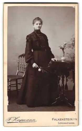 Fotografie F. Heymann, Falkenstein i. V., Schlossstrasse, Junge Dame im schwarzen Kleid