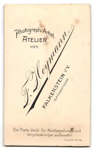 Fotografie F. Heymann, Falkenstein i. V., Schlossstrasse, Junge Dame im schwarzen Kleid