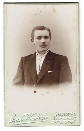Fotografie Bruno Wendsche, Dresden, Leipzigerstr. 42, Eleganter Herr mit Oberlippenbart