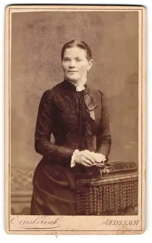 Fotografie Ernst Zink, Eisenach, Querstr. 3, Hübsche Dame im dunklen Kleid