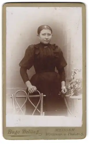 Fotografie Hugo Delling, Meissen, Wettinstrassse und Thalstr. 5, Junge Dame im schwarzen Kleid