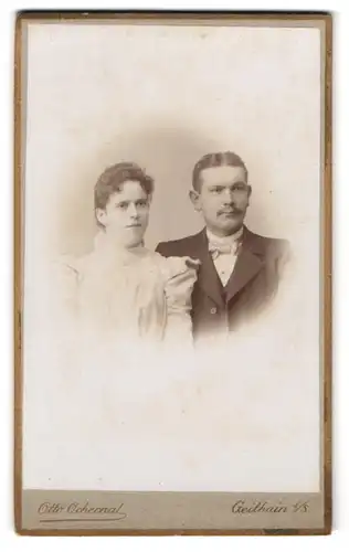 Fotografie Otto Ochernal, Geithain i. S., Bahnhofstr., Junges Paar in eleganter Kleidung