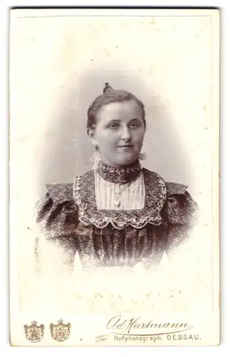 Fotografie Ad. Hartmann, Dessau, Franz-Str. 24 b, Junge Dame im hübschen Kleid
