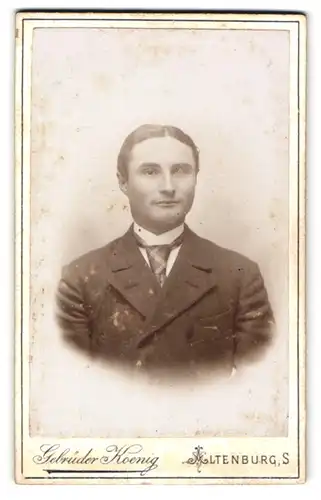 Fotografie Gebrüder Koenig, Altenburg i. S., Ernst-Str. 14, Junger Herr im Anzug mit Krawatte