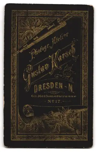 Fotografie Gustav Karsch, Dresden-N., Gr. Meissenerstr. 17, Süsses Kleinkind im Hemd mit nackigen Füssen