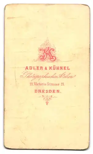 Fotografie Adler & Kühnel, Dresden, Victoria-Str. 21, Junger Herr im Anzug mit Fliege