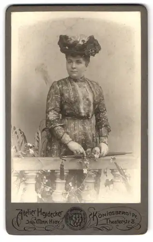 Fotografie Max Kiby, Königsberg i. Pr., Theaterstr. 8, Bürgerliche Dame mit einem Schirm