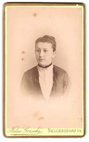 Fotografie Julius Grusche, Neugersdorf i. S., Junge Dame mit hochgestecktem Haar