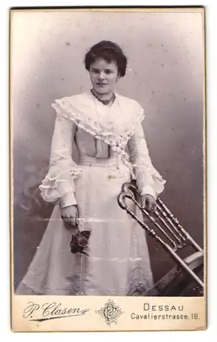 Fotografie P. Clasen, Dessau, Cavalierstr. 16, Junge Dame im weissen Kleid