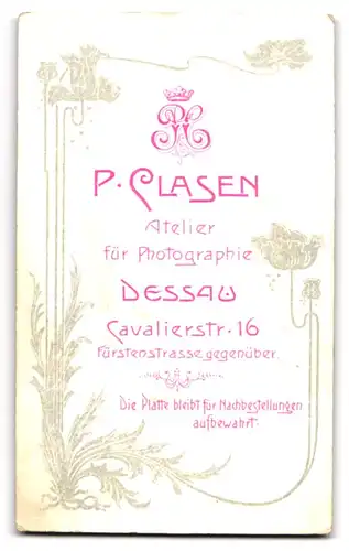 Fotografie P. Clasen, Dessau, Cavalierstr. 16, Junge Dame im weissen Kleid