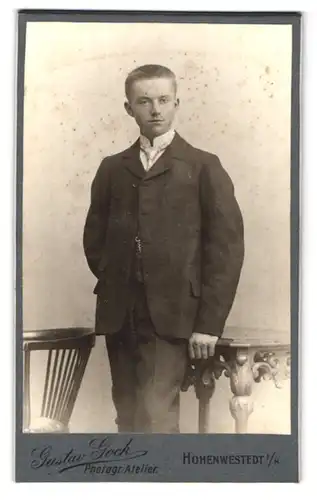 Fotografie Gustav Gock, Hohenwestedt i. H., Junger Mann im Anzug mit Krawatte
