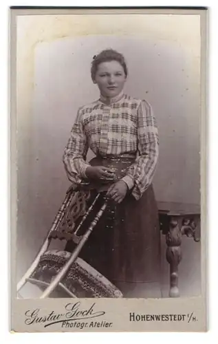 Fotografie Gustav Gock, Hohenwestedt i. H., Junge Dame in Bluse und Rock