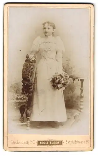 Fotografie Adolf Albert, Bodenbach a. E., Bahnhofstr. 85, Junge Dame im weissen Kleid