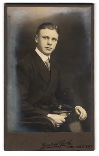 Fotografie Gustav Gock, Hohenwestedt, Junger Herr im Anzug mit Krawatte