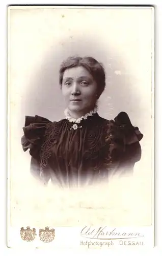 Fotografie Ad. Hartmann, Dessau, Franz-Str. 24 b, Junge Dame im Kleid mit Kragenbrosche