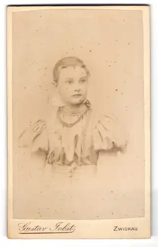 Fotografie Gustav Jobst, Zwickau i. S., Äussere Schneebergerstr. 20, Junges Mädchen im Kleid mit Halskette
