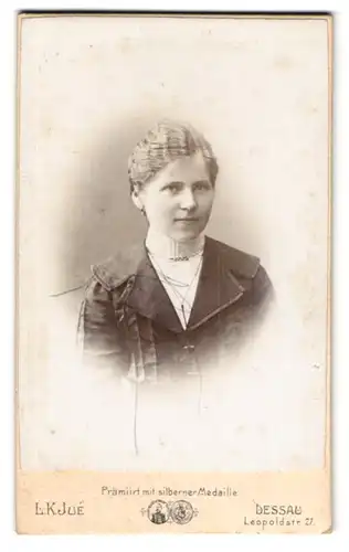 Fotografie L. K. Jué, Dessau, Leopoldstr. 27, Junge Dame mit zurückgebundenem Haar