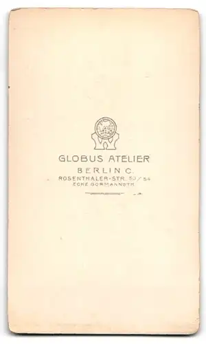 Fotografie Atelier Globus, Berlin-C., Rosenthaler-Str. 53-54 Ecke Gormannstr., Junge Dame im eleganten Kleid