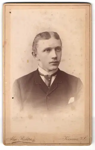 Fotografie Alex. Richter, Kamenz i. S., Junger Herr im Anzug mit Krawatte