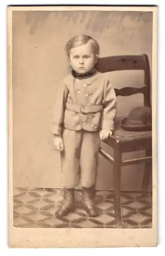 Fotografie unbekannter Fotograf und Ort, Kleiner Junge im modischen Anzug