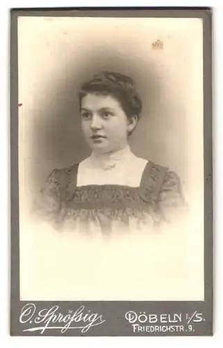 Fotografie Oskar Sprössig, Döbeln i. S., Friedrichstr. 9, Junge Dame mit hochgestecktem Haar