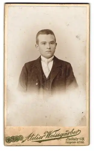 Fotografie Atelier Weissgärber, Zwönitz i. S., Junger Herr im Anzug mit Krawatte