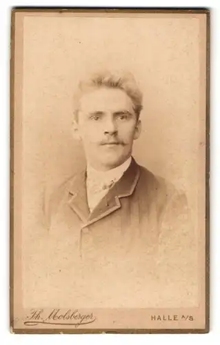 Fotografie Th. Molsberger, Halle a. S., Breitestr. 33, Junger Herr im Anzug mit Krawatte