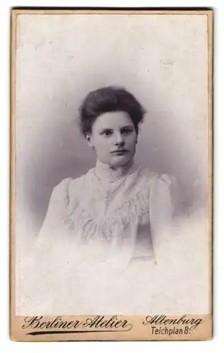 Fotografie Berliner Atelier, Altenburg, Teichplan 8, Junge Dame im weissen Kleid