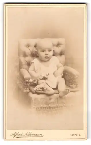 Fotografie Alfred Naumann, Leipzig, Dorotheenstrasse, Süsses Kleinkind im Hemd mit nackigen Füssen