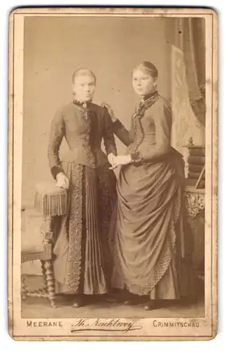 Fotografie Th. Nachtwey, Meerane, Am Neumarkt, Zwei junge Damen in zeitgenössischer Kleidung