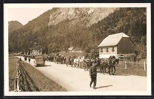 Foto-AK Bad Reichenhall, Festzug durch den Ort mit Kutsche