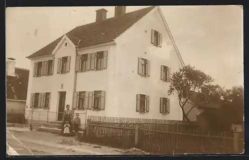 Foto-AK Bobingen, Haus Bühler, Mutter mit Kindern