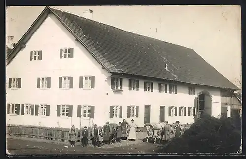 Foto-AK Hiltenfingen, Haus Ritzel mit Bauern und Kuh